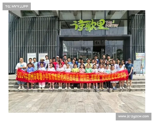 弯塘小学学生激动不已双手颤抖接过世界冠军谢赛克签名球拍 弯塘小学学生激动不已双手颤抖接过世界冠军谢赛克签名球拍